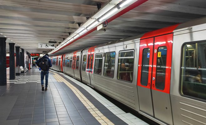 Мужчина из Южного Судана столкнул девушку на рельсы метро в Гамбурге: прибывающий поезд унес жизни обоих