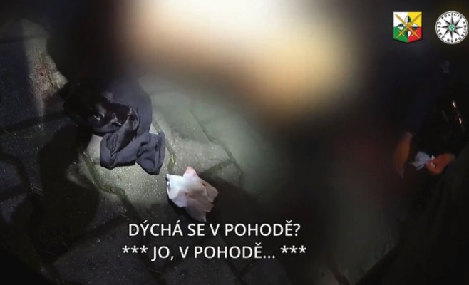 Вор в Плзни набросился с ножом на мужчину, который застал его при взломе автомобиля. Прокурор требует пять лет тюрьмы