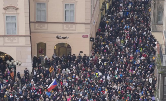 Станцию метро Staroměstská закрыли из-за наплыва людей
