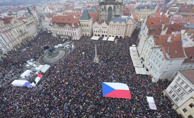 Такого количества людей на Староместской площади ещё не было: в центре Праги прошла демонстрация в поддержку президента