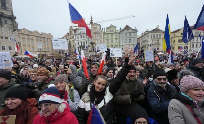 Такого количества людей на Староместской площади ещё не было: в центре Праги прошла демонстрация в поддержку президента
