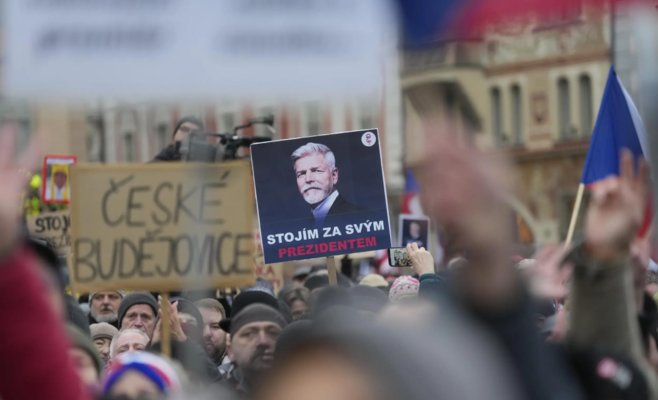 Такого количества людей на Староместской площади ещё не было: в центре Праги прошла демонстрация в поддержку президента