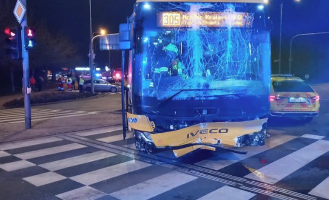 Водителю стало плохо: автобус протаранил пять автомобилей в Градец-Кралове