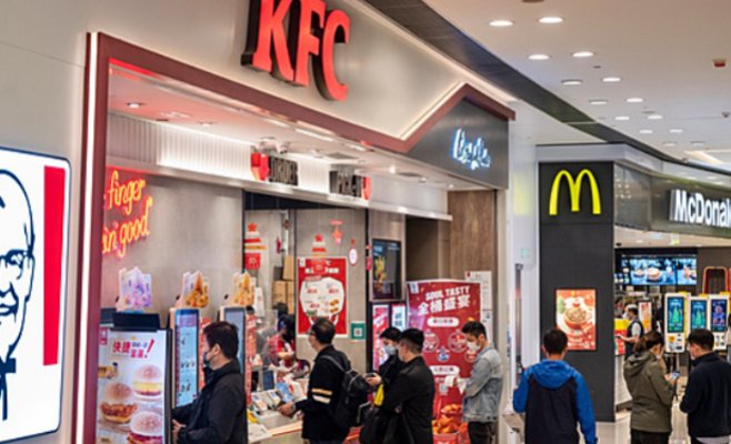 Проверки в KFC выявили нарушения в каждом третьем ресторане, сообщила инспекция