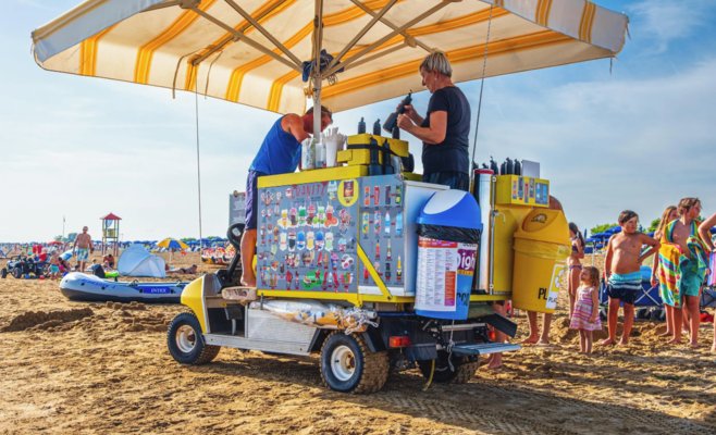 Доллар под давлением, крона укрепляется. Чешским туристам это удешевит летний отпуск