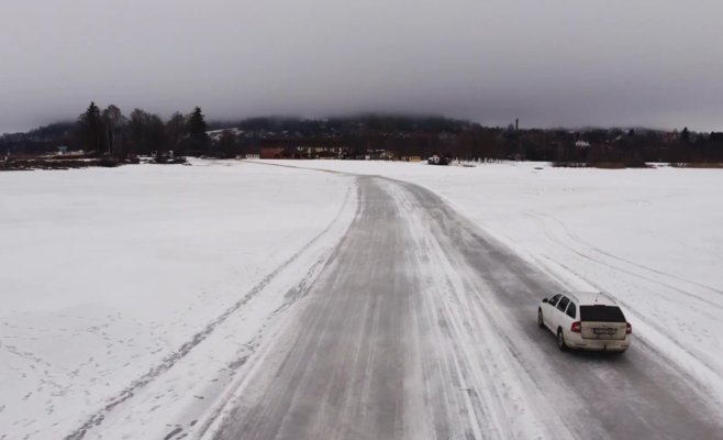 Водители продолжают ездить по замёрзшему Липно — несмотря на тающий лёд