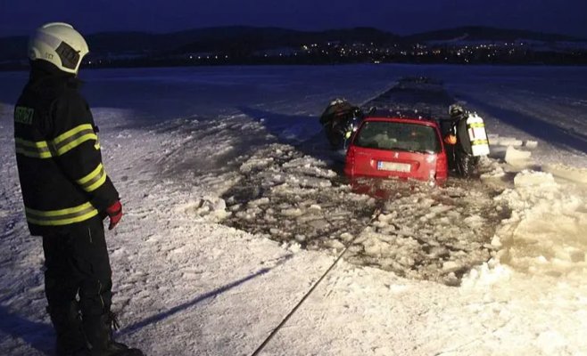 Водители продолжают ездить по замёрзшему Липно — несмотря на тающий лёд