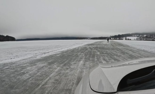 Водители продолжают ездить по замёрзшему Липно — несмотря на тающий лёд