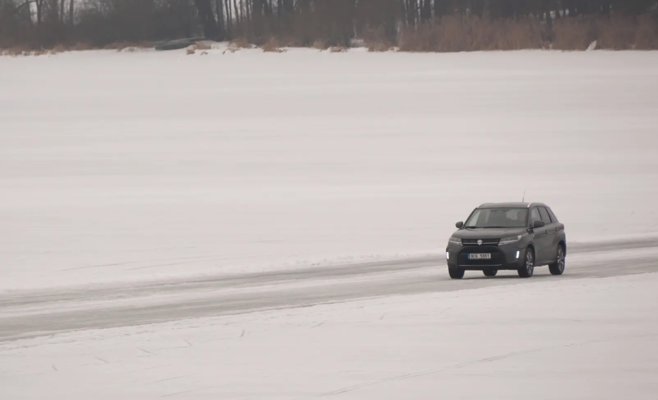 Водители продолжают ездить по замёрзшему Липно — несмотря на тающий лёд