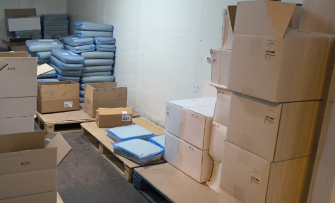 В тайном складе в Праге 5 хранили тонны просроченных продуктов — их собирались продавать