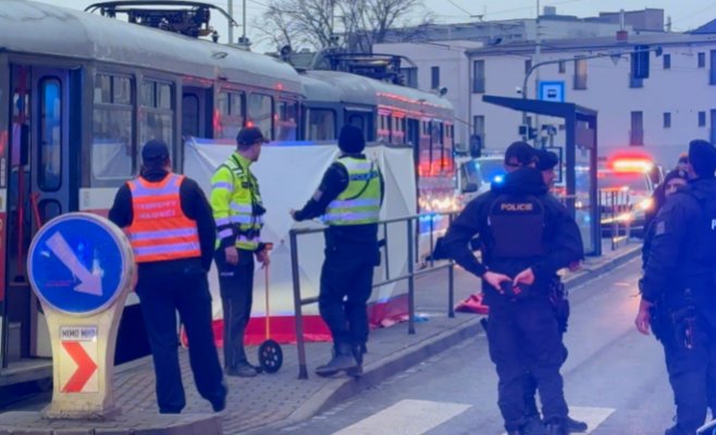 В Брно пожилой мужчина погиб, упав между вагонами трамвая