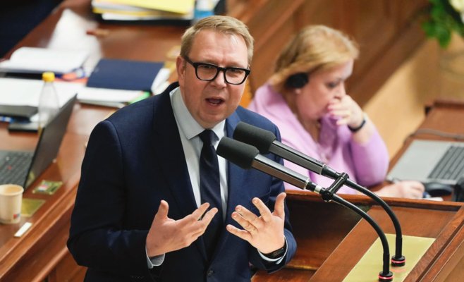 Юхелка предлагает снизить пенсионный возраст до 65 лет. Цена реформы — до 127 миллиардов крон в год