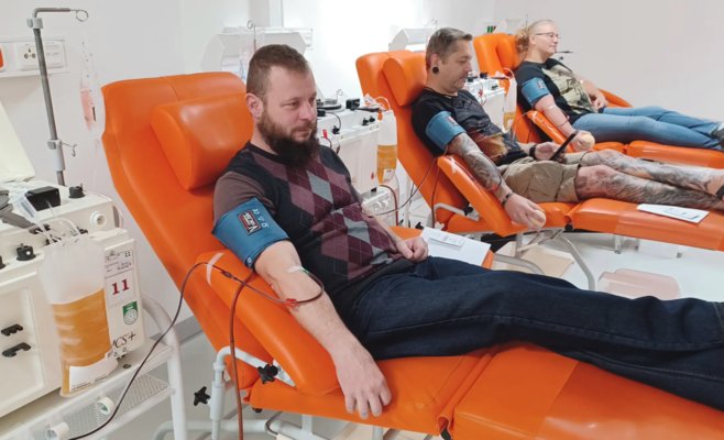 Праге не хватает тысяч молодых доноров крови. Больницы спасают экстренные призывы