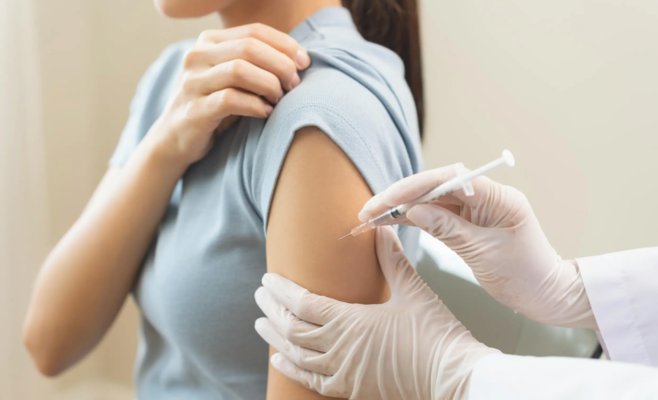 «Пациент теряется» — в здравоохранении разгораются споры о вакцинации и полномочиях