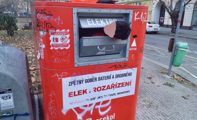Мужчина в Праге застрял в контейнере для электроотходов