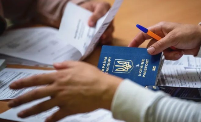 В прошлом году украинские беженцы получили пособия на 8,8 миллиарда крон, получателей стало меньше