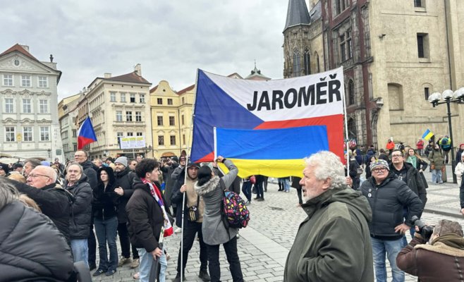 Староместская площадь стоит за Украину. Митинг открыл президент Павел