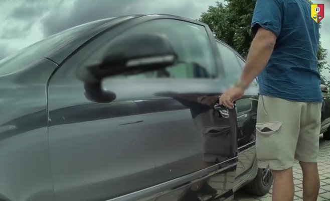 Рецидивист открывал и закрывал чужие машины в Праге как свои. Его зафиксировала камера