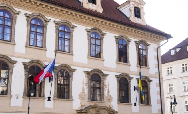 В День годовщины вторжения: украинский флаг подняли у правительства Чехии, но у здания парламента флагшток остался пустым