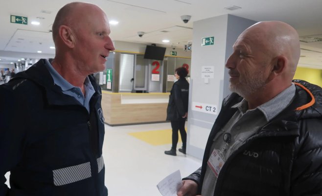 «У меня граната, всех перестреляю». В Пльзене пациент использовал врача как щит — в больнице усилили охрану