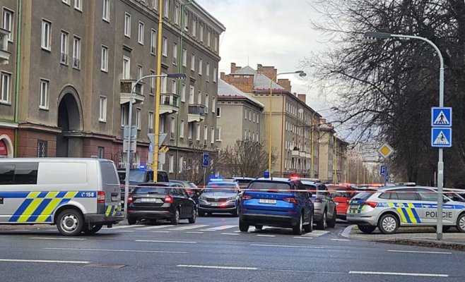 Вооружённый мужчина, забаррикадировавшийся в квартире в Гавиржове, погиб. В перестрелке ранен полицейский