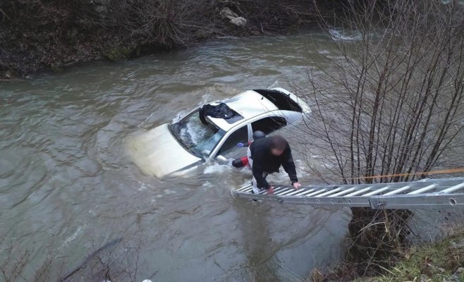 Водитель съехал в реку Пунква у Бланска. Спасатели снимали его с крыши автомобиля