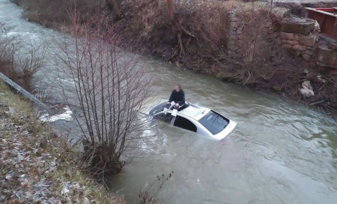 Водитель съехал в реку Пунква у Бланска. Спасатели снимали его с крыши автомобиля