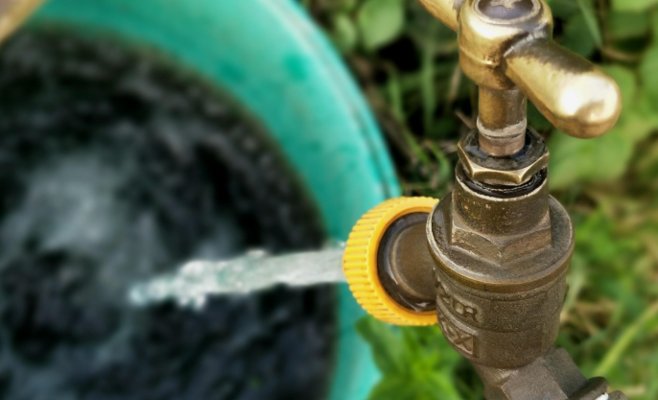 Более сотни нелегальных подключений: пражане украли питьевую воду на миллионы крон