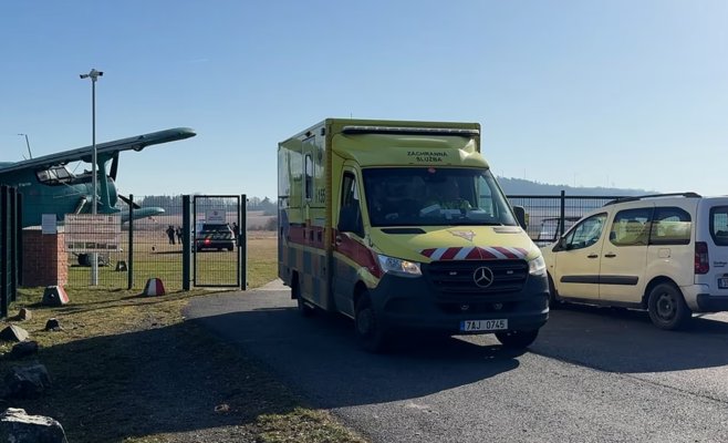 В пражском аэропорту разбился парапланерист: мужчина сорвался с 10-метровой высоты