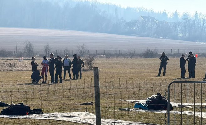 В пражском аэропорту разбился парапланерист: мужчина сорвался с 10-метровой высоты