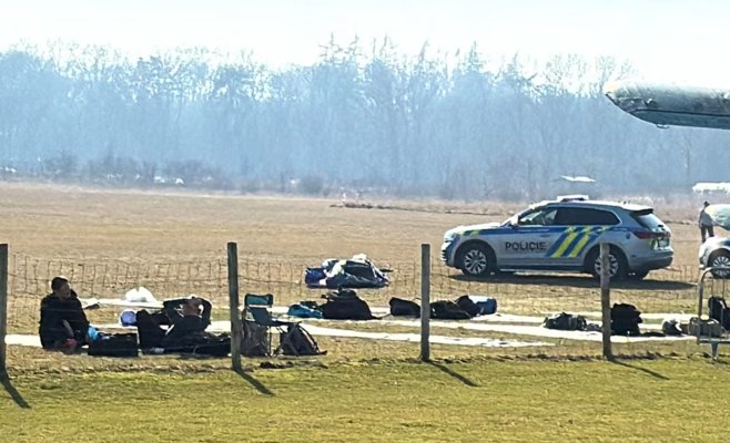 В пражском аэропорту разбился парапланерист: мужчина сорвался с 10-метровой высоты