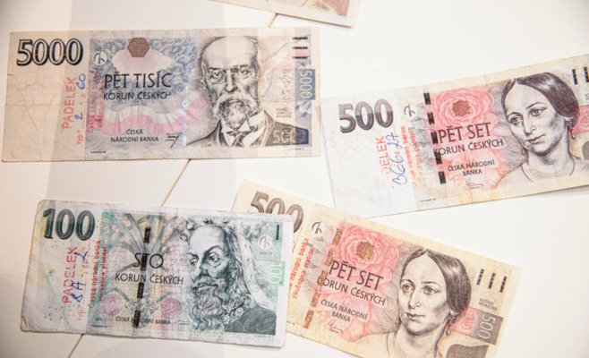 В Чехии за год изъяли 1682 фальшивые банкноты и монеты: какие купюры подделывают чаще всего