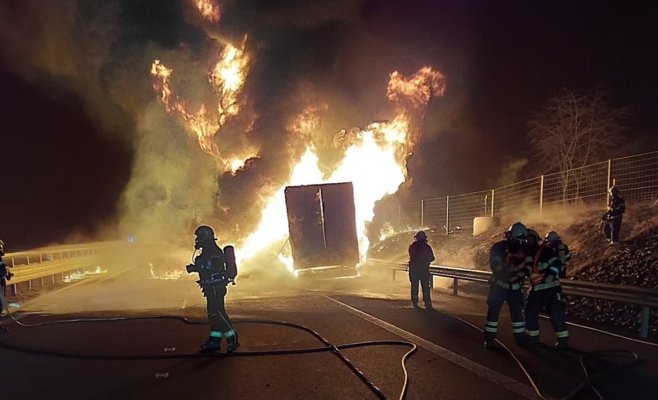 На чешской трассе D35 загорелась фура: водитель успел отцепить тягач и спасся