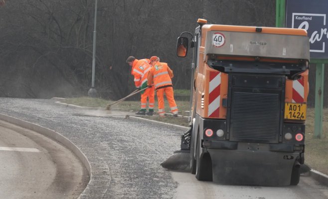 Прага очищает тротуары от зимней посыпки: тонны щебня отправляются на свалку