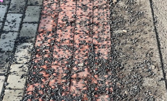 Прага очищает тротуары от зимней посыпки: тонны щебня отправляются на свалку