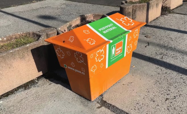 Прага очищает тротуары от зимней посыпки: тонны щебня отправляются на свалку