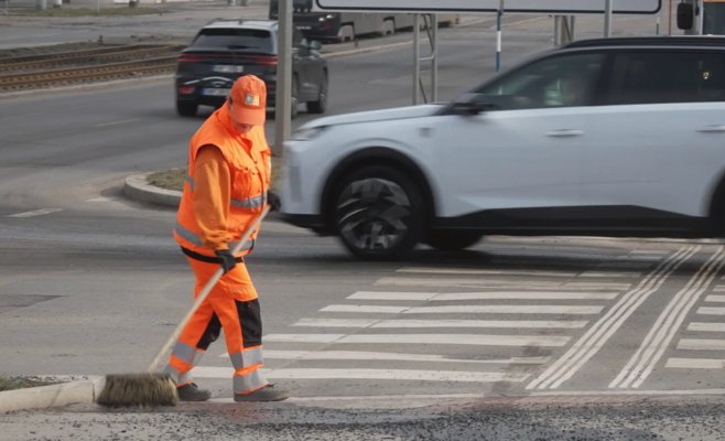 Прага очищает тротуары от зимней посыпки: тонны щебня отправляются на свалку