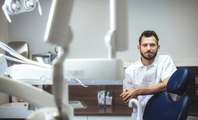 Чешские ученые создали первую в мире пробиотическую зубную нанонить: она поможет в борьбе с пародонтозом