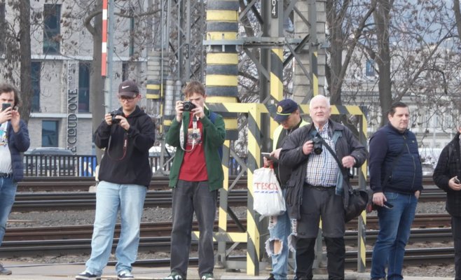 Польское «Пендолино» впервые вышло на чешские пути: на запуск поезда из Праги собрались десятки фанатов