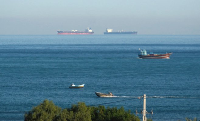 Альтернатив поставкам нефти и газа через Ормузский пролив практически не существует