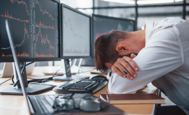 Темная сторона ИИ-бума: как график «996» доводит сотрудников до выгорания