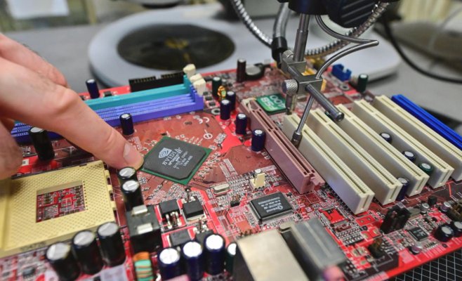 Смартфоны, компьютеры и автомобили могут подорожать: конфликт в Иране бьет по рынку чипов