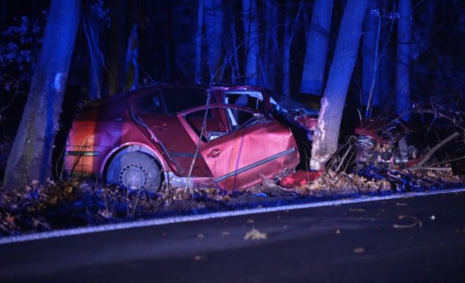Пятеро пострадавших под Млада-Болеслава: Škoda Octavia влетела в дерево, один из пассажиров, возможно, ехал в багажнике