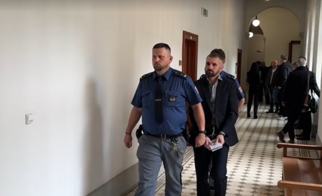 Получил пощечины и схватился за нож: украинец приговорен к девяти годам за покушение на таксиста в Клатови