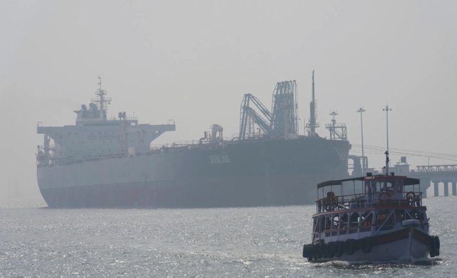 Сокращенная рабочая неделя, бензин по талонам и дресс-код без галстуков: как кризис в Иране ударил по Азии