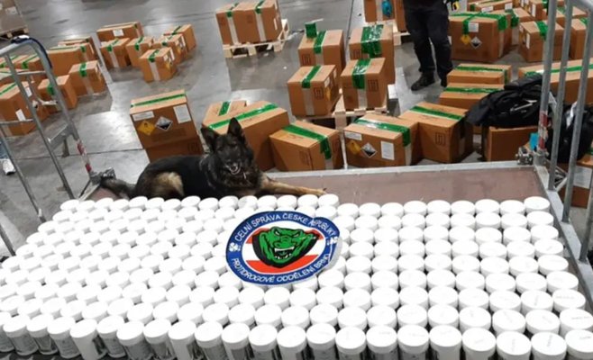 В банках из-под косметики в Праге нашли рекордные 115 кг кетамина: таможенники ликвидировали наркосиндикат