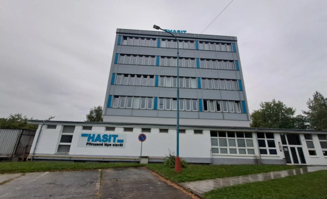 15-летний подросток, которому конвейер оторвал руку на заводе в Чехии, работал нелегально