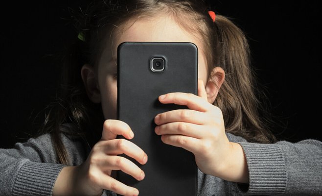 Польша запретит мобильные телефоны в начальных школах: инициативу поддерживает большинство жителей