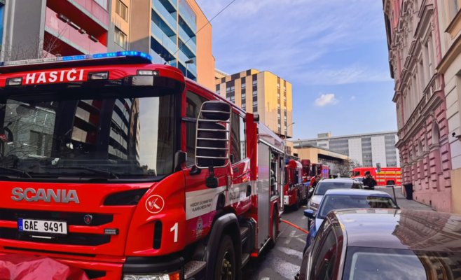 Спасаясь от пожара, 18-летний юноша выпрыгнул из окна квартиры в пражском районе Жижков