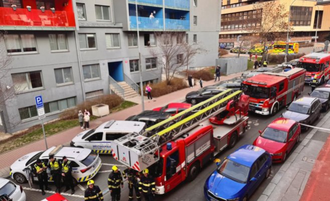 Спасаясь от пожара, 18-летний юноша выпрыгнул из окна квартиры в пражском районе Жижков